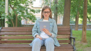 Bir Tablet Kullanırken İnançsızlığını İfade Eden Sıradan Kadın