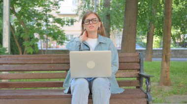 Boyun Ağrısı Olan Kadın Park 'ta Dizüstü bilgisayar Kullanıyor