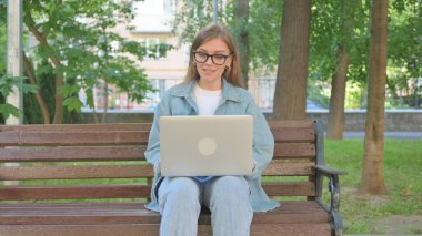 Park 'taki Laptop' ta Görüntü Arayan Kadın