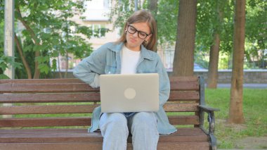 Park 'ta Sırt Ağrısı Olan Kadın Dizüstü bilgisayar Kullanıyor