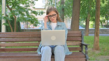 Park Bench 'te Dizüstü bilgisayar kullanan Şaşkın Kadın