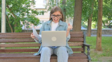 Laptop ve Dokümanlarla Çalışırken Kadın Tezahürat Yapıyor