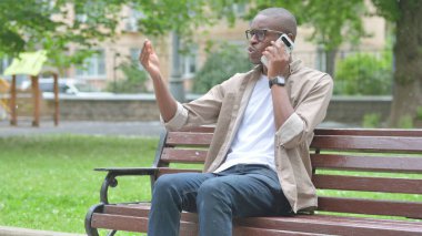 Parkta Telefonda Konuşan Kızgın Afrikalı Adam