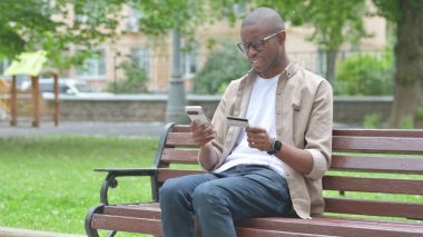 Çevrimiçi İşlem Başarısızlığından Endişeli Genç Afrikalı Adam Bakışları