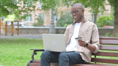 Genç Afrikalı Adam Çevrimiçi Alışveriş Başarısızlığına Kredi Kartıyla Tepki Veriyor