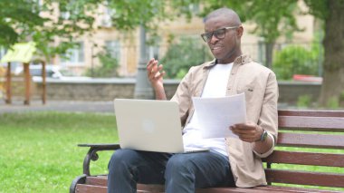 Genç Afrikalı Adam dışarıda çalışırken hayal kırıklığını ifade ediyor