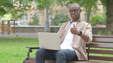 Genç Afrikalı Adam Dışarıda Dizüstü bilgisayarından Vazgeçiyor