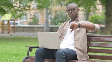 Genç Afrikalı Adam Laptop 'u Kapalı Kapılar' a Bırakıyor