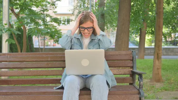 Park 'ta dizüstü bilgisayara tepki veren Stresli Genç Kadın