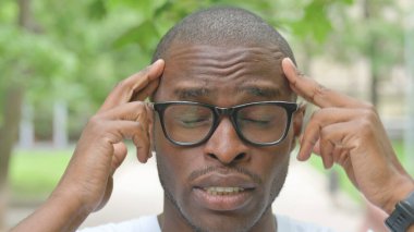 Acı İfadesi ve Baş Ağrısı Olan Bir Adam 'ın Yakın Çekimi