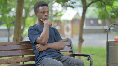 Dalgın Afro-Amerikan Adam Dışarıda Oturuyor