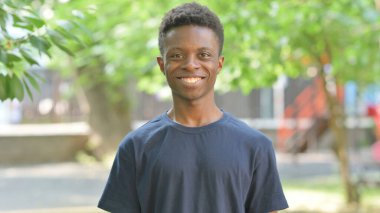 Gülümseyen Afrikalı Adam Kameraya Bakıyor