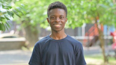 Sıradan Afrikalı Adam Dışarıda Onaylama Hareketi Yapıyor