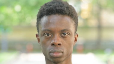 Ciddi bir Afrikalı Genç Adamın Yüzünün Yakın Çekimi