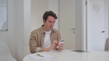 Genç Yaratıcı Telefonla Video Sohbeti Yapıyor