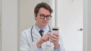 Yetişkin Doktorun Akıllı Telefon Kullanımı Portresi