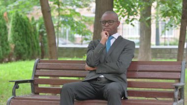 Afrikalı İş Adamı Parkta Otururken Düşünüyor