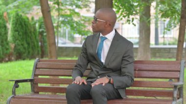 Afrikalı İş Adamı Dışarıda Zaman Kontrol Ediyor