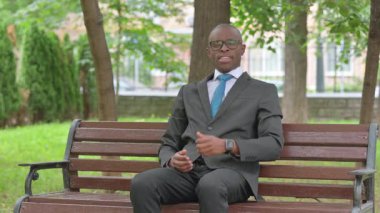 Afrikalı İşadamı Dışarıdaki Kamera 'da Başparmak Veriyor