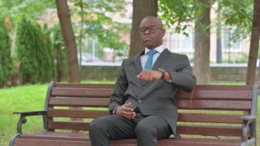 Afrikalı İşadamı Dışarıdaki Kamera 'da Başparmak Veriyor