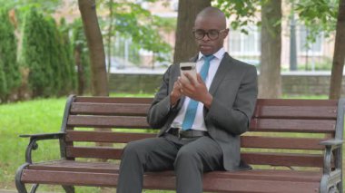 Heyecanlı Afrikalı İş Adamı Açık Hava Telefonu Kullanarak Kazanmak