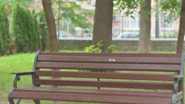 Bekleyen Afrikalı İşadamı Park 'a gelip oturuyor