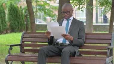 Belgeleri okurken Hayal Kırıklığını İfade Eden Afrikalı İşadamı