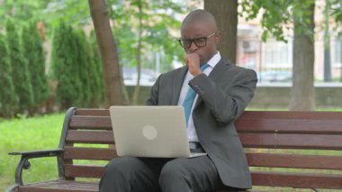 Diz üstü bilgisayar kullanırken öksüren Afrikalı İşadamı Rahatsızlık Yaşıyor