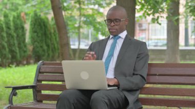 Diz üstü bilgisayarı olan stresli Afrikalı İşadamı Başağrısı çekiyor