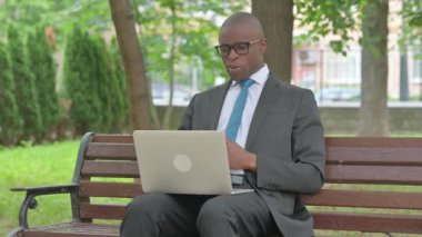 Afrikalı İşadamı Outdoor tarafından dizüstü bilgisayarda video çağrısı