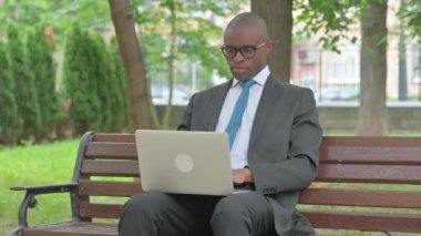 Afrikalı İşadamı Diz üstü bilgisayarla Başparmak Veriyor