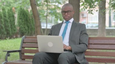 Bilgisayarlı Afrikalı Adam Dışarıdaki Kamerayı Doğrudan Gösteriyor