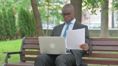 Afrikalı İşadamı Park 'ta Dizüstü bilgisayarla Belgeleri İnceleyecek