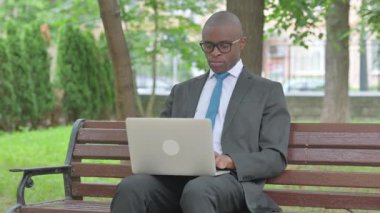 Afrikalı İşadamı Dizüstü bilgisayarla Bench 'ten ayrılıyor