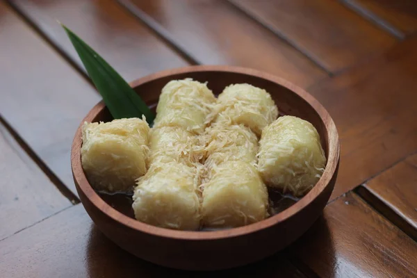 Close Lupis Grated Coconut Brown Sugar Sauce Served Wooden Bowl — Fotografia de Stock