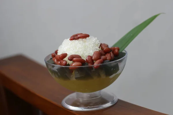 苏锦梅或冷饮 用红豆煮沸红糖 配以椰奶 刨冰和加糖的浓缩牛奶巧克力和糖浆制成 印度尼西亚传统食品摄影概念 — 图库照片