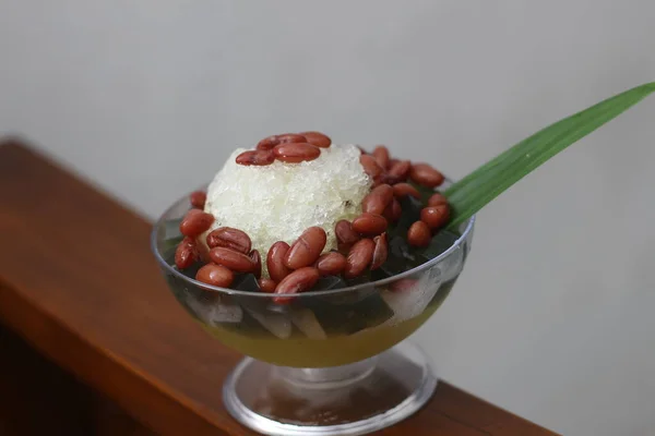 苏锦梅或冷饮 用红豆煮沸红糖 配以椰奶 刨冰和加糖的浓缩牛奶巧克力和糖浆制成 印度尼西亚传统食品摄影概念 — 图库照片