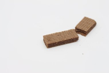 Beyaz arka planda izole edilmiş çikolatalı gofretler..