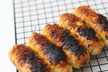 Çikolatalı Peynirli Bolen 'a yakın çekim. Un, peynir, çikolata, muz dolgulu. Pasta rafında servis ediliyor. izole edilmiş beyaz arkaplan.