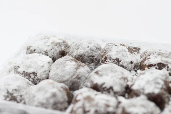 Eine Nahaufnahme Von Mochi Mit Schokoladengeschmack Isoliert Auf Weißem Hintergrund — Stockfoto