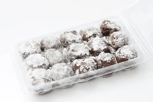 Eine Nahaufnahme Von Mochi Mit Schokoladengeschmack Isoliert Auf Weißem Hintergrund — Stockfoto