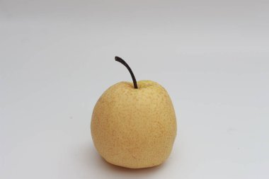 a close up of a pear isolated on a white background. healthy food concept photo. water-rich fruit.