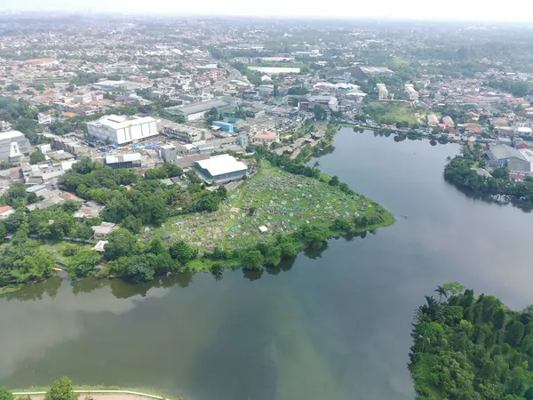 Záběry Letecké Pohled Jezero Cirimekar Hřbitov Během Dne Který Uprostřed — Stock fotografie