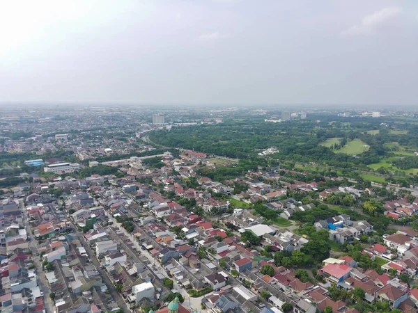 都市の工業中心部に位置する住宅の空中ビュー 住宅のコンセプト写真 — ストック写真