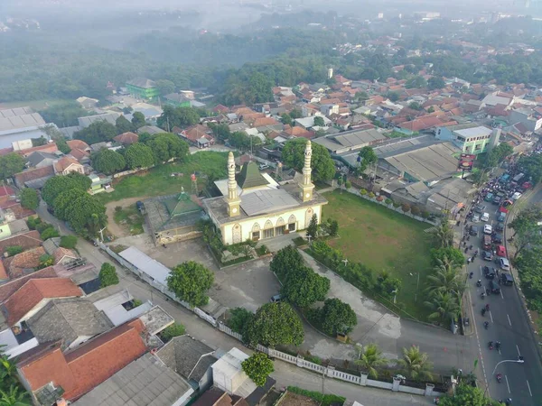 インドネシアのボゴール 11月14 2022道路の側面にある壮大なモスクの空中ビュー イスラム教の宗教建築写真のコンセプト — ストック写真