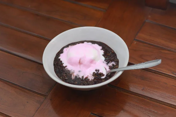 Close Bowl Black Sticky Rice Porridge Topped Strawberry Ice Cream — Stockfoto