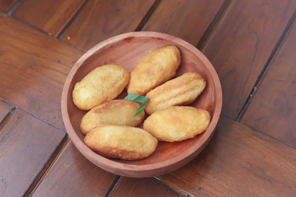 ComroまたはCombro コンロ 伝統的なジャワのスナックで 揚げられたキャッサバに オンコムまたは発酵した大豆ケーキとチリの風味豊かなミックスが含まれています — ストック写真