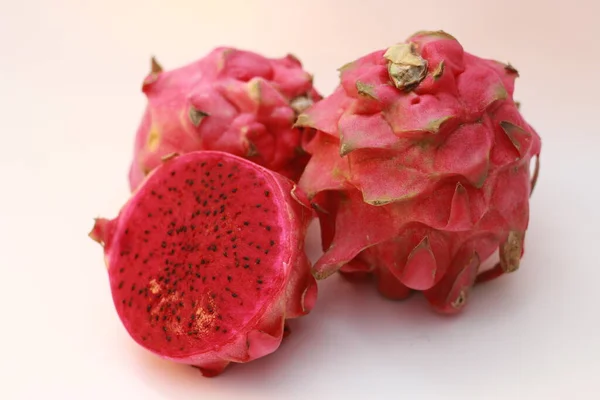 Een Close Van Rood Drakenfruit Geïsoleerd Witte Achtergrond Foto Van — Stockfoto