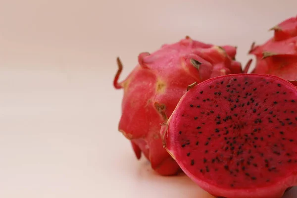 Gros Plan Fruits Dragon Rouge Isolés Sur Fond Blanc Concept — Photo