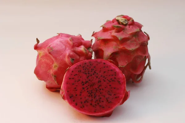 Egy Közeli Kép Vörös Sárkány Gyümölcs Elszigetelt Fehér Alapon Egészséges — Stock Fotó